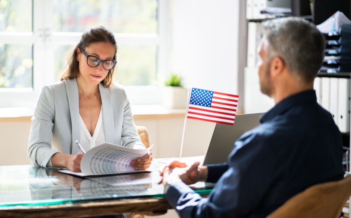 Personas tramitando visa o pasaporte en oficina